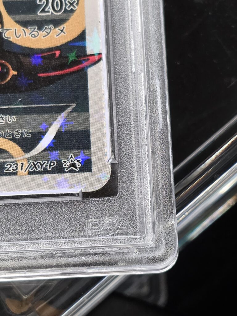 Slab PSA hologramme vue rapprochee carte Pokemon certifiee