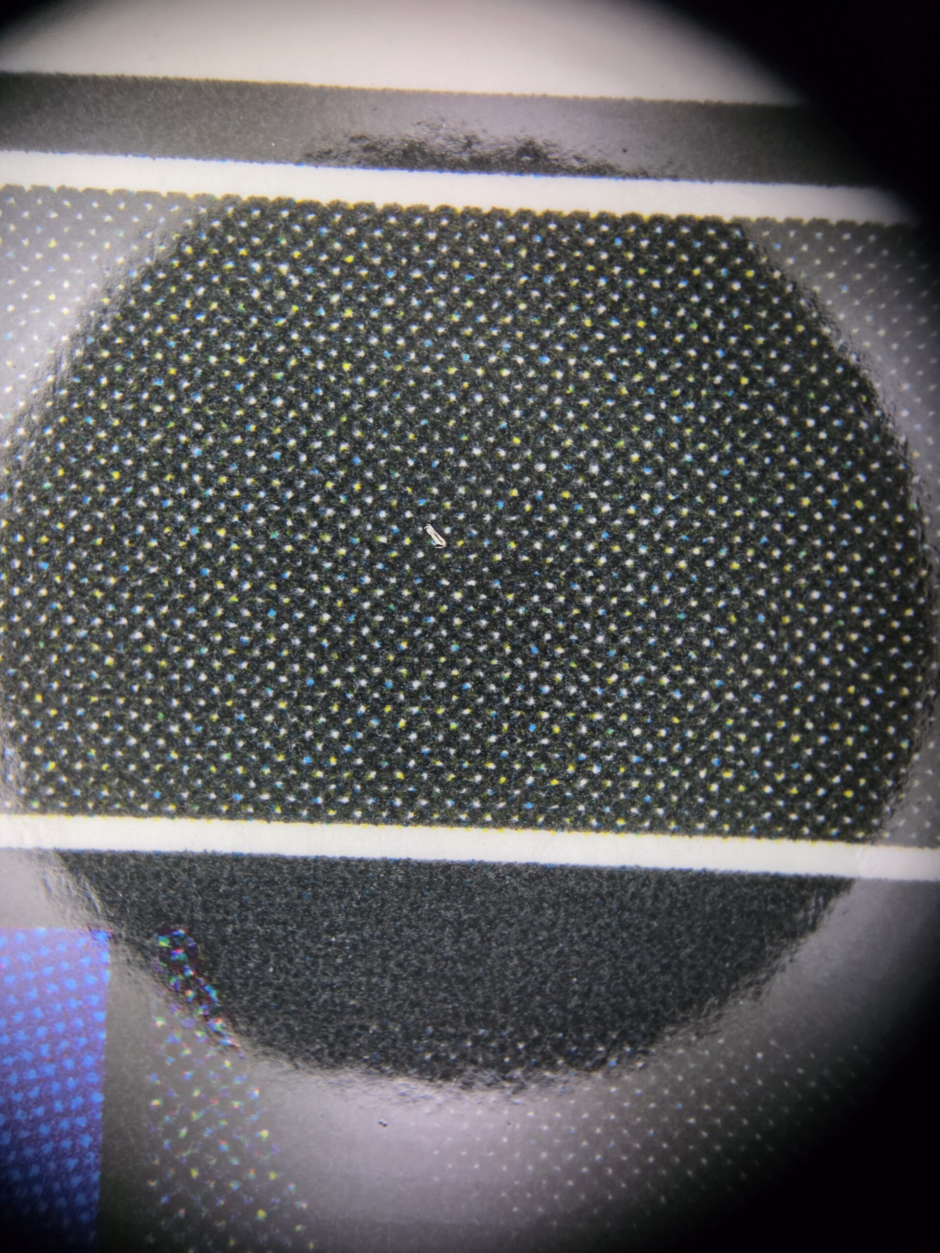 Fibre visible au macro dans un aplat noir d'une carte à collectionner