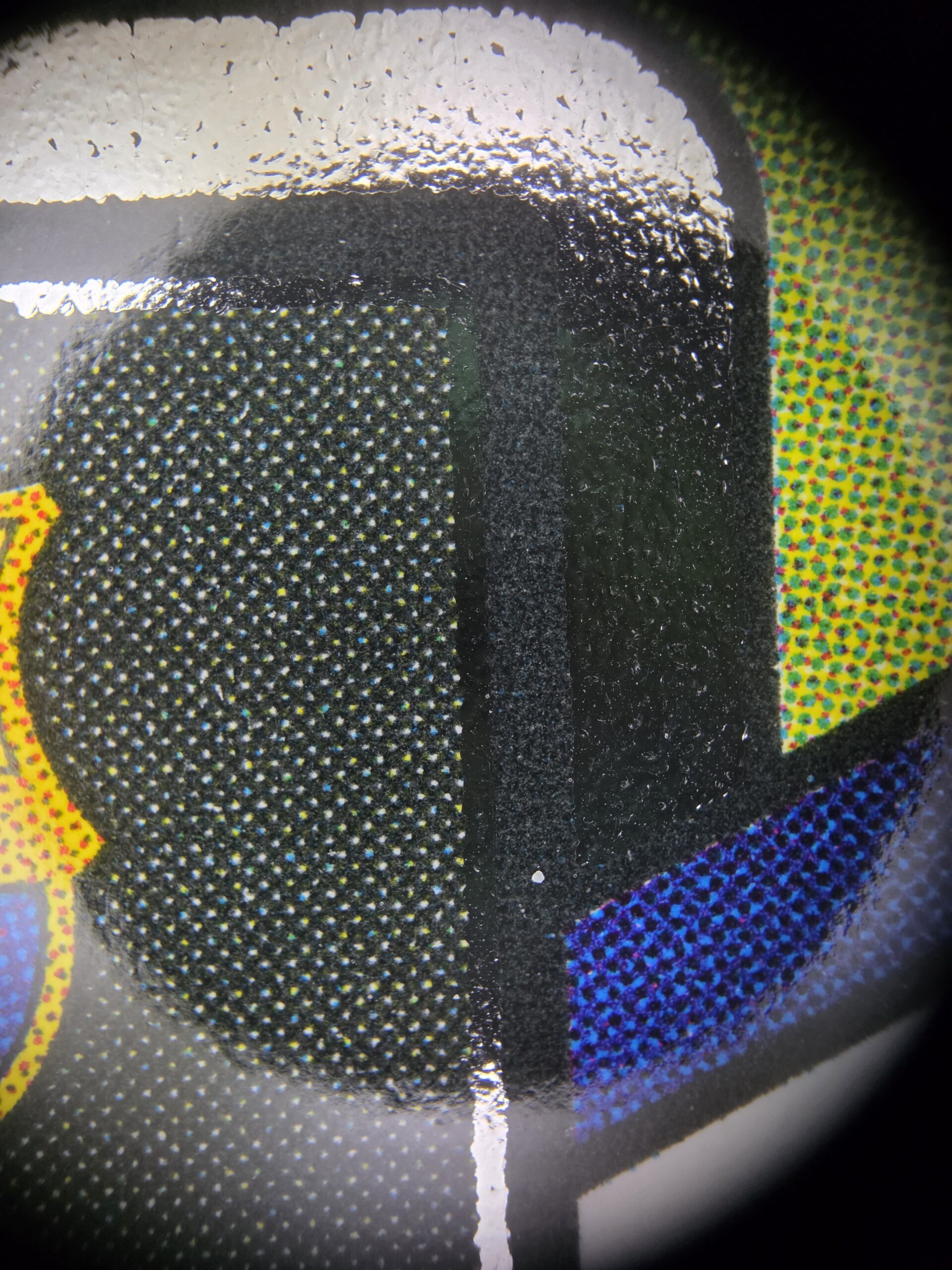 Texture et micro-rayures du vernis d'une carte au macro